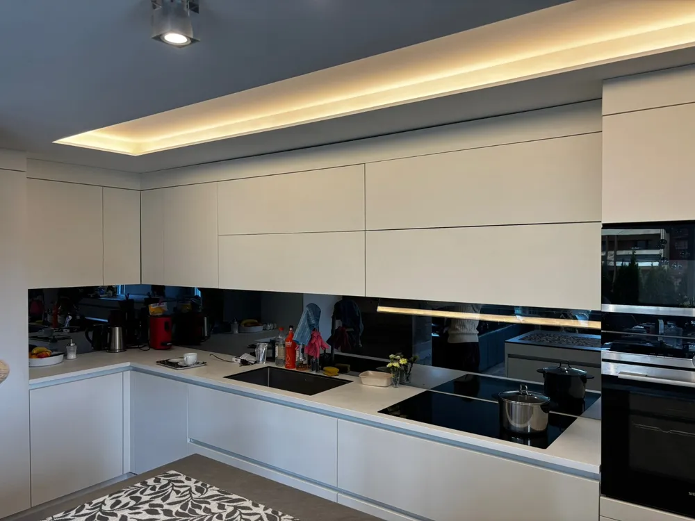 Changement face de cuisine haute et plan de travail îlot en stratifié compact – photo 1