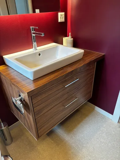 Meuble de salle de bain en noyer