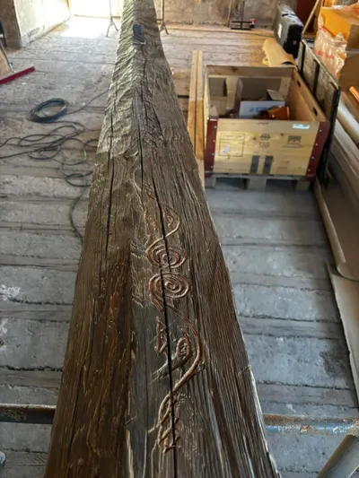 Gravure sur poutre en mélèze