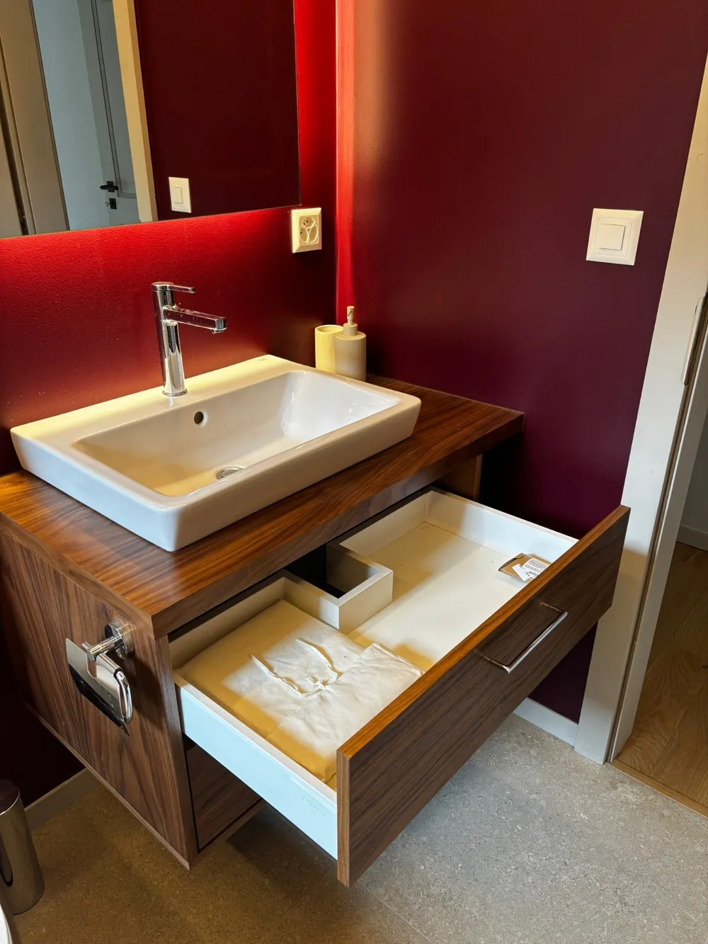 Meuble de salle de bain en noyer – photo 2
