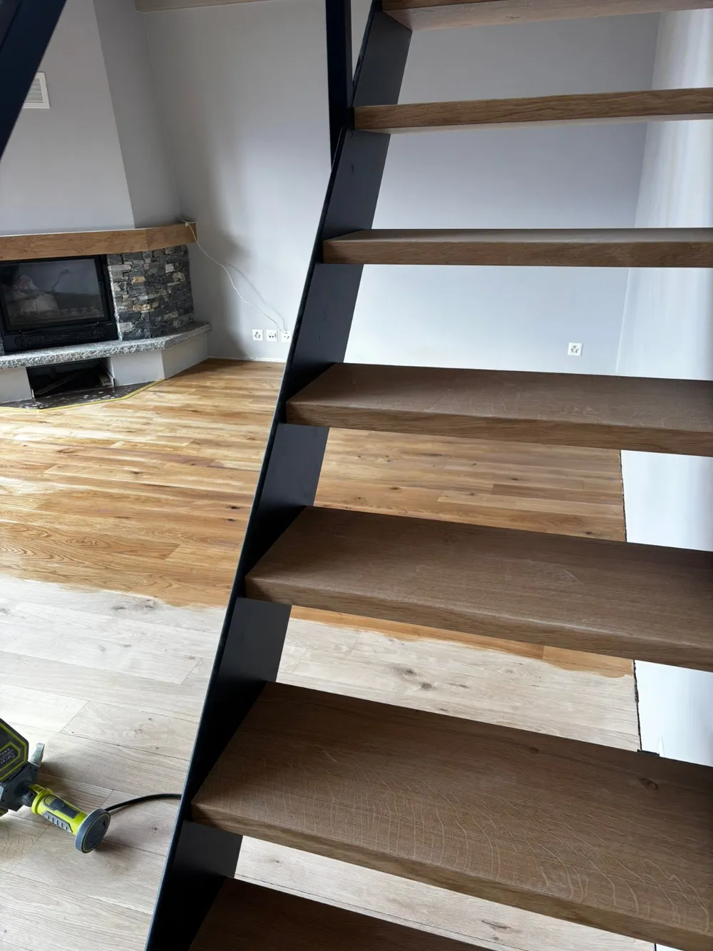 Escalier chêne et acier Thermo laqué – photo 3