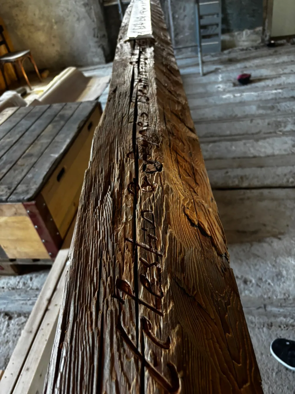 Gravure sur poutre en mélèze – photo 3